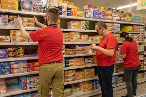 MISE EN RAYON DES PRODUITS DANS UN SUPERMARCHE, TRAVAILLEURS DE L'ESAT LES ATELIERS DU COUDRAY, ADAPEI27, BERNAY, EURE, NORMANDIE, FRANCE 