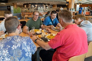 PAUSE DEJEUNER EN AUTONOMIE A LA CAFETERIA DU SUPERMARCHE, TRAVAILLEURS DE L'ESAT LES ATELIERS DU COUDRAY, ADAPEI27, BERNAY, EURE, NORMANDIE, FRANCE 