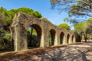 VESTIGES DE L'AQUEDUC DE MONS, CLASSE MONUMENT HISTORIQUE, PARC AURELIEN, FREJUS, VAR, FRANCE 