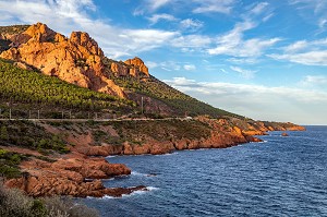 CALANQUE DU PETIT CANEIRET DEVANT LES ROCHES ROUGES DU MASSIF DE L'ESTEREL, SAINT-RAPHAEL, VAR, FRANCE 