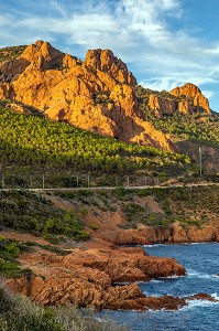 CALANQUE DU PETIT CANEIRET DEVANT LES ROCHES ROUGES DU MASSIF DE L'ESTEREL, SAINT-RAPHAEL, VAR, FRANCE 