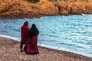 COUPLE DE MUSULMANS DANS LA CALANQUE DU PETIT CANEIRET, LES ROCHES ROUGES DU MASSIF DE L'ESTEREL, SAINT-RAPHAEL, VAR, FRANCE 