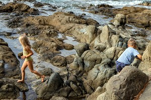 ENFANTS QUI JOUENT SUR LES ROCHERS PRES DU PORT DU POUSSAI, CAP ESTEREL, SAINT-RAPHAEL, VAR, FRANCE 