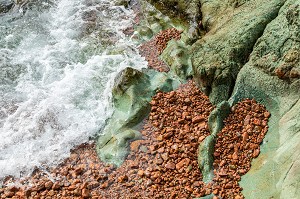 LES ROCHES VERTES ET ROUGES EN BORD DE MER SUR LA BALADE DU SENTIER DU CAP DRAMONT, SAINT-RAPHAEL, VAR, FRANCE 