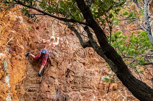 SITE D'ESCALADE SUR LES ROCHES ROUGES, SENTIER DU CAP DRAMONT, SAINT-RAPHAEL, VAR, FRANCE 