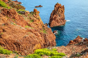 LES ROCHES ROUGES VUE DE LA BALADE SUR LE SENTIER DU CAP DRAMONT, SAINT-RAPHAEL, VAR, FRANCE 