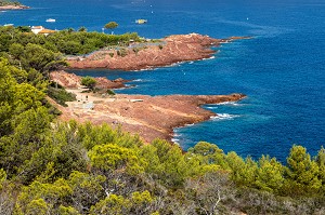 LES ROCHES ROUGES VUE DE LA BALADE SUR LE SENTIER DU CAP DRAMONT, SAINT-RAPHAEL, VAR, FRANCE 