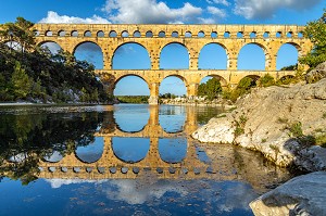 PONT DU GARD A TROIS NIVEAUX, ANCIEN AQUEDUC ROMAIN DU PREMIER SIECLE QUI ENJAMBE LE GARDON, CLASSE MONUMENT HISTORIQUE, VERS-PONT-DU-GARD, FRANCE 