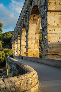 PONT DU GARD A TROIS NIVEAUX, ANCIEN AQUEDUC ROMAIN DU PREMIER SIECLE QUI ENJAMBE LE GARDON, CLASSE MONUMENT HISTORIQUE, VERS-PONT-DU-GARD, FRANCE 