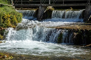 BARRAGE POUR UNE USINE HYDRO-ELECTRIQUE SUR LA SORGUE, FONTAINE-DE-VAUCLUSE, FRANCE 