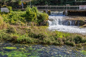 BARRAGE POUR UNE USINE HYDRO-ELECTRIQUE SUR LA SORGUE, FONTAINE-DE-VAUCLUSE, FRANCE 