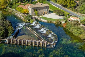 BARRAGE DU MOULIN DE L'AQUEDUC SUR LA SORGUE, FONTAINE-DE-VAUCLUSE, FRANCE 