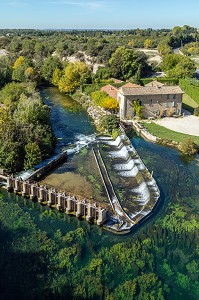 BARRAGE DU MOULIN DE L'AQUEDUC SUR LA SORGUE, FONTAINE-DE-VAUCLUSE, FRANCE 