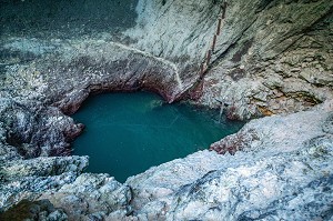 SOURCE KARSTIQUE EMERGEANT DES GROTTES ALIMENTANT LA RIVIERE LA SORGUE, GOUFFRE DE FONTAINE-DE-VAUCLUSE, FRANCE 