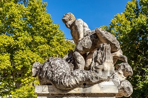 STATUE DE SAINT-VERAN TUANT LE COULOUBRE, UNE BETE SANGUINAIRE OU DRAGON AQUATIQUE, IMMENSE SALAMANDRE AILEE OU COULEUVRE VIVANT DANS LA SORGUE, FONTAINE-DE-VAUCLUSE, FRANCE 