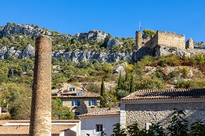 CHATEAU DES EVEQUES DE CAVAILLON AU DESSUS DU VILLAGE, FONTAINE-DE-VAUCLUSE, FRANCE 