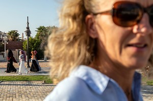 CHOC DES CULTURES ENTRE LA BLONDE EUROPEENNE ET LES FEMMES MUSULMANES VOILEES, HURGHADA, EGYPTE, AFRIQUE 