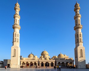 LES DEUX TOURS DE LA MOSQUEE AL MINA (EL MINA), HURGHADA, EGYPTE, AFRIQUE 