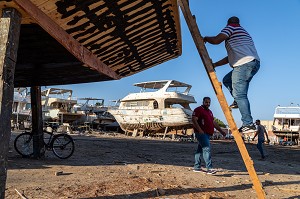 CHANTIERS NAVALS ET REPARATION DES BATEAUX SUR LA MARINA, HURGHADA, EGYPTE, AFRIQUE 