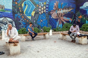 HOMMES AVEC LEUR TELEPHONE PORTABLE DEVANT L'ENTREE DU SOUK RECOUVERT DE MOSAIQUES, MARCHE EL DAHAR, QUARTIER POPULAIRE DE LA VIEILLE VILLE, HURGHADA, EGYPTE, AFRIQUE 