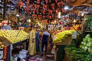 ETALAGE DE FRUITS ET LEGUMES, MARCHE EL DAHAR, QUARTIER POPULAIRE DE LA VIEILLE VILLE, HURGHADA, EGYPTE, AFRIQUE 