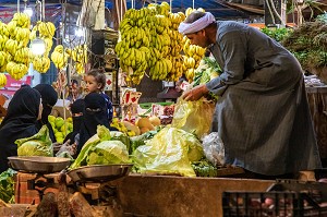 FEMMES VOILEES AVEC LEUR BURQA NOIRE INTEGRALE, ETALAGE DE FRUITS ET LEGUMES, MARCHE EL DAHAR, QUARTIER POPULAIRE DE LA VIEILLE VILLE, HURGHADA, EGYPTE, AFRIQUE 