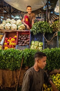 LES ENFANTS SUR LEUR ETALAGE DE FRUITS ET LEGUMES, MARCHE EL DAHAR, QUARTIER POPULAIRE DE LA VIEILLE VILLE, HURGHADA, EGYPTE, AFRIQUE 