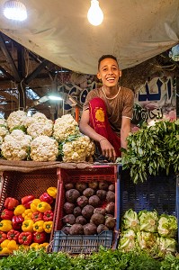 LES ENFANTS SUR LEUR ETALAGE DE FRUITS ET LEGUMES, MARCHE EL DAHAR, QUARTIER POPULAIRE DE LA VIEILLE VILLE, HURGHADA, EGYPTE, AFRIQUE 