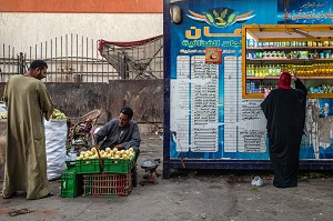 COMMERCANTS DANS LA RUE DEVANT LE MARCHE EL DAHAR, QUARTIER POPULAIRE DE LA VIEILLE VILLE, HURGHADA, EGYPTE, AFRIQUE 