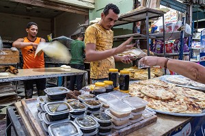 FABRIQUE DE PAINS BALADI TRADITIONNEL, MARCHE EL DAHAR, QUARTIER POPULAIRE DE LA VIEILLE VILLE, HURGHADA, EGYPTE, AFRIQUE 