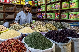 COMMERCANT DEVANT SON ETALAGE DE PLANTES AROMATIQUES ET THES, MARCHE EL DAHAR, QUARTIER POPULAIRE DE LA VIEILLE VILLE, HURGHADA, EGYPTE, AFRIQUE 