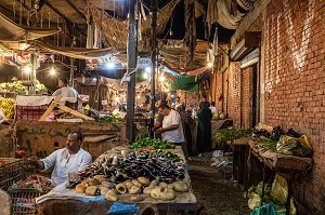 ETALAGE DE FRUITS ET LEGUMES, VIEUX MARCHE EL DAHAR, QUARTIER POPULAIRE DE LA VIEILLE VILLE, HURGHADA, EGYPTE, AFRIQUE 