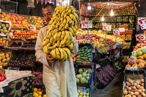 COMMERCANT AVEC SON REGIME DE BANANES, ETALAGE DE FRUITS ET LEGUMES, MARCHE EL DAHAR, QUARTIER POPULAIRE DE LA VIEILLE VILLE, HURGHADA, EGYPTE, AFRIQUE 