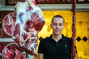 JEUNE COMMERCANT BOUCHER DEVANT SA VIANDE, MARCHE EL DAHAR, QUARTIER POPULAIRE DE LA VIEILLE VILLE, HURGHADA, EGYPTE, AFRIQUE 