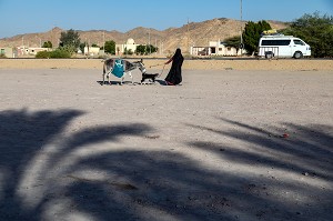 FEMME VOILEE AVEC SON ANE ET SA CHEVRE, AIRE DU COFFEE SHOP DANS LE DESERT, QENA, EGYPTE, AFRIQUE 