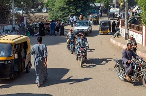 SCENE DE RUE AU BORD DU CANAL, VALLEE DU NIL, AL MASID, LOUXOR, EGYPTE, AFRIQUE 