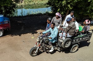 GROUPE DE TRAVAILLEURS SUR UNE MOTO TRIPORTEUR SUR LES BORDS D'UN CANAL D'IRRIGATION, VALLEE DU NIL, EL ASHI, LOUXOR, EGYPTE, AFRIQUE 