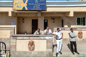 POINT DE CONTROLE DE POLICE, CHECK POINT, EL ASHI, LOUXOR, EGYPTE, AFRIQUE 