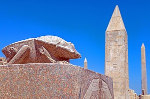 STATUE DU SCARABEE GEANT KHEPRI DEVANT LES OBELISQUES, DOMAINE D'AMON, TEMPLE DE KARNAK, SITE DE L'EGYPTE ANTIQUE DE LA XIII EME DYNASTIE, PATRIMOINE MONDIAL DE L'UNESCO, LOUXOR, EGYPTE, AFRIQUE 