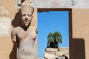 STATUE DU ROI HAMUN, DOMAINE D'AMON, DIEU DE THEBES, PRINCIPALE DIVINITE DU PANTHEON EGYPTIEN, TEMPLE DE KARNAK, SITE DE L'EGYPTE ANTIQUE DE LA XIII EME DYNASTIE, PATRIMOINE MONDIAL DE L'UNESCO, LOUXOR, EGYPTE, AFRIQUE 