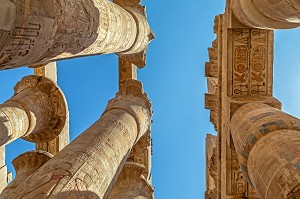 COLONNES DE LA SALLE HYPOSTYLE, DOMAINE D'AMON, TEMPLE DE KARNAK, SITE DE L'EGYPTE ANTIQUE DE LA XIII EME DYNASTIE CONSTRUIT PAR SETHI ET RAMSES II, PATRIMOINE MONDIAL DE L'UNESCO, LOUXOR, EGYPTE, AFRIQUE 