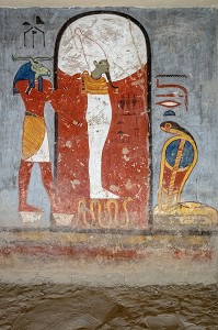 OSIRIS AVEC ANUBIS (DIEU FUNERAIRE A TETE DE CHIEN SAUVAGE) ET UN COBRA, BAS-RELIEF ET FRESQUES PEINTES AUX COULEURS VIVES, TOMBEAU DU PHARAON RAMSES 1ER, VALLEE DES ROIS, LOUXOR, EGYPTE, AFRIQUE 