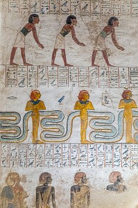 BAS-RELIEF ET FRESQUES PEINTES AUX COULEURS VIVES, TOMBEAU DU PHARAON MERENPTAH, VALLEE DES ROIS, ABRITE LES HYPOGEES DE NOMBREUX PHARAONS DU NOUVEL EMPIRE, LOUXOR, EGYPTE, AFRIQUE 