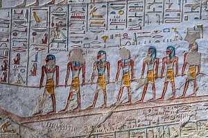 BAS-RELIEF ET FRESQUES PEINTES AUX COULEURS VIVES, HIEROGLYPHES EGYPTIENNES ECRITURE SACREE FIGURATIVE, TOMBEAU DU PHARAON MERENPTAH, VALLEE DES ROIS, ABRITE LES HYPOGEES DE NOMBREUX PHARAONS DU NOUVEL EMPIRE, LOUXOR, EGYPTE, AFRIQUE 