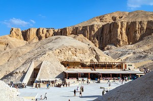 VALLEE DES ROIS AU COEUR DE LA MONTAGNE EVOQUANT LA SILHOUETTE D'UNE PYRAMIDE LA CIME, ABRITE LES HYPOGEES DE NOMBREUX PHARAONS DU NOUVEL EMPIRE, LOUXOR, EGYPTE, AFRIQUE 