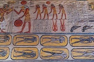 BAS-RELIEF ET FRESQUES PEINTES AUX COULEURS VIVES ILLUSTRANT LE LIVRE DES CAVERNES OU LIVRE DES QUERERTS, TEXTE FUNERAIRE DE L'EGYPTE ANTIQUE, TOMBEAU DE RAMSES IX, VALLEE DES ROIS, LOUXOR, EGYPTE, AFRIQUE 
