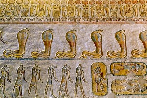 LES COBRAS DEBOUT, BAS-RELIEF ET FRESQUES PEINTES AUX COULEURS VIVES ILLUSTRANT LE LIVRE DES CAVERNES OU LIVRE DES QUERERTS, TEXTE FUNERAIRE DE L'EGYPTE ANTIQUE, TOMBEAU DE RAMSES IX, VALLEE DES ROIS, LOUXOR, EGYPTE, AFRIQUE 