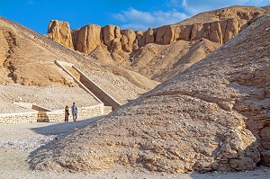 VALLEE DES ROIS AU COEUR DE LA MONTAGNE EVOQUANT LA SILHOUETTE D'UNE PYRAMIDE LA CIME, ABRITE LES HYPOGEES DE NOMBREUX PHARAONS DU NOUVEL EMPIRE, LOUXOR, EGYPTE, AFRIQUE 