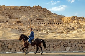 HOMME A CHEVAL DEVANT LA VALLEE DES NOBLES, ABRITE LES TOMBES DE NOMBREUX NOBLES DU NOUVEL EMPIRE, LOUXOR, EGYPTE, AFRIQUE 