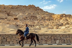 HOMME A CHEVAL DEVANT LA VALLEE DES NOBLES, ABRITE LES TOMBES DE NOMBREUX NOBLES DU NOUVEL EMPIRE, LOUXOR, EGYPTE, AFRIQUE 